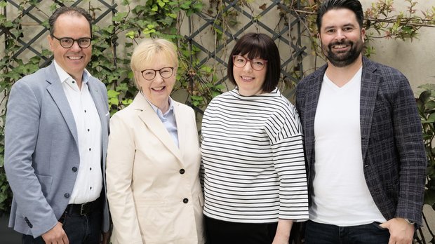 Starten die Zusammenarbeit mit einer «Tomaten»-Ausgabe: Mitinhaber von «le menu» Jürg Rykart, Annemarie Wildeisen und Florina Manz sowie Valentin Kälin, Mitinhaber von «le menu»… (v.l., Bild: Medienart/zVg)