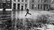 swiss-press-photo-of-the-year-der-banker-im-regen_69930_1336160506