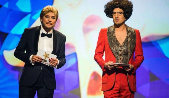 Was ist hier falsch? Die Comedians Helga Schneider und Stefan Büsser begrüssen das Publikum in ihren typischen Kostümen…           (Bild: Screenshot Star TV)