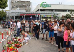 Trauer vor dem Einkaufszentrum