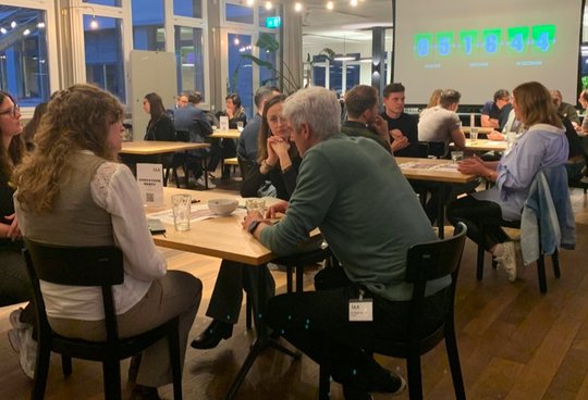 Beim «Speedmentoring» werden 24 Mentees von acht «C-Level-Marketers» beraten... (Bild: zVg)