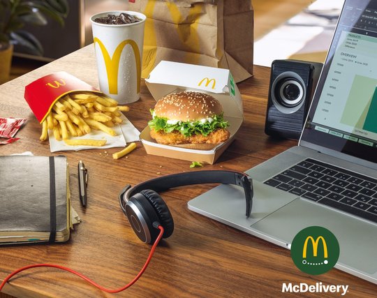 Die Kampagne wird von drei Food-Sujets, die sich «an den gelernten McDonald’s-Inszenierungen» orientieren sollen, begleitet...