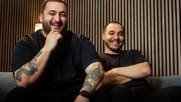 Yoldaş Gündoğdu (l.) und Serhat Koca sind durch ihren Podcast «Kurds & Bündig» bekannt geworden: Jetzt stehen sie vor der Kamera... (Bild © Jon Trachsel / Seven.One)