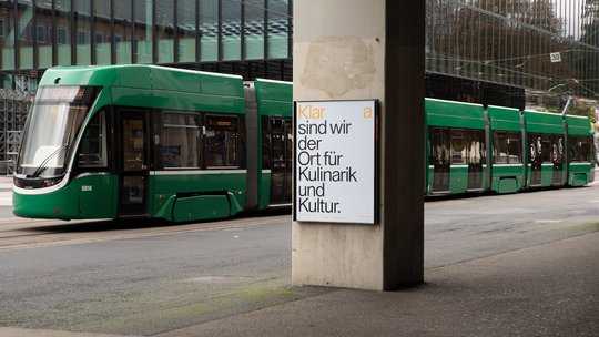 Das neue Logo von Klara zeigt den Freiraum als neun Abstandseinheiten zwischen «Klar» und «a» und nimmt so Bezug auf die neun Küchen innerhalb des Restaurants...