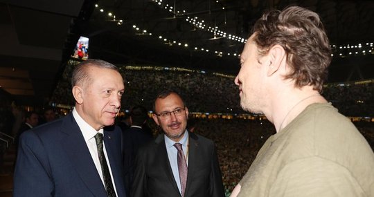 Während Argentinien in Katar gewonnen hat, musste Elon Musk noch auf das Resultat seiner Abstimmung warten. Er hat sich die Zeit im Stadion mit dem türkischen Präsidenten Erdoğan totgeschlagen...        (Bild: Twitter)