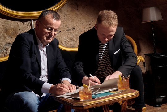 Philipp Fankhauser (l.) mit Lucky Wüthrich bei der Vertragsunterzeichnung. Oder ist es bereits die Arbeit an einem gemeinsamen Songtext?...                 (Bild: Rolf Schlupp)