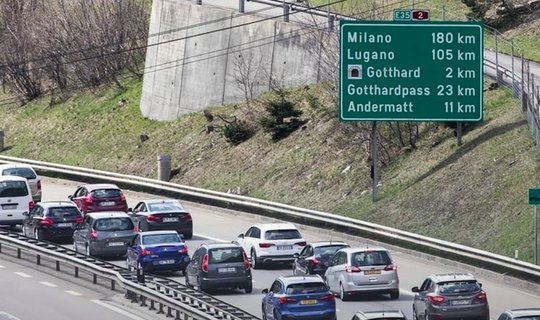 Wer über Staus auf Autobahn und Nationalstrassen berichtet, diskriminiert weder Velos noch die SBB, sinniert die UBI...      (Bild Screenshot SRF)