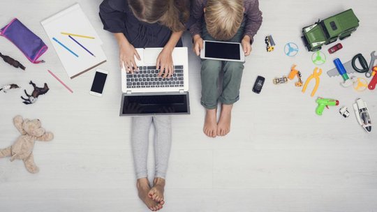 Eltern haben kaum die Möglichkeit, ihre Kinder vor Werbung zu schützen. Auf diese prasseln pro Tag rund 15 Werbespots für ungesunde Nahrung ein...             (Bild: BMEL))