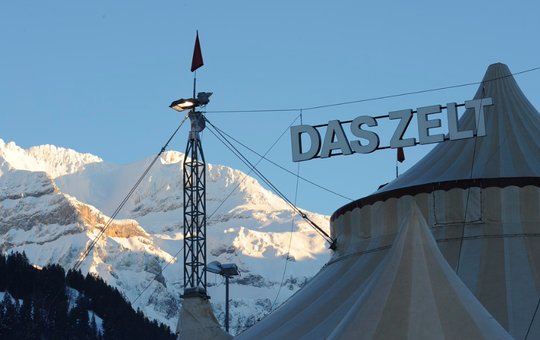 Après-Ski im Tourneetheater mit Schlager, Pop und Comedy... (Bild: zVg)