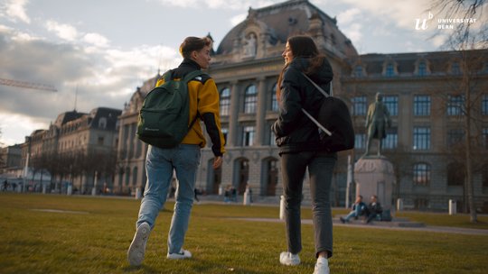 Grund zur doppelten Freude bei Stämpfli Kommunikation: Ihr Imagefilm für die Uni Bern wird nach Cannes auch in den USA mit Silber ausgzeichnet... (Bild: zVg)