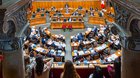 Den National- und Ständerat treibt die Sorge um, dass die Medien in der Schweiz durch die internationalen KI-Dienste verdrängt werden könnten... (Bild: parlament.ch)