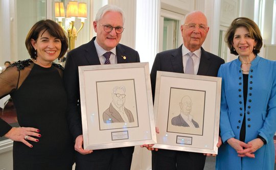 Doris Leuthard, Jury-Mitglied, die beiden Ausgezeichneten Peter Voser (ABB-VR-Präsident) und Klaus Schwab (WEF-Gründer) sowie Laudatorin Fabiola Gianotti vom Cern... (Bild: zVg)