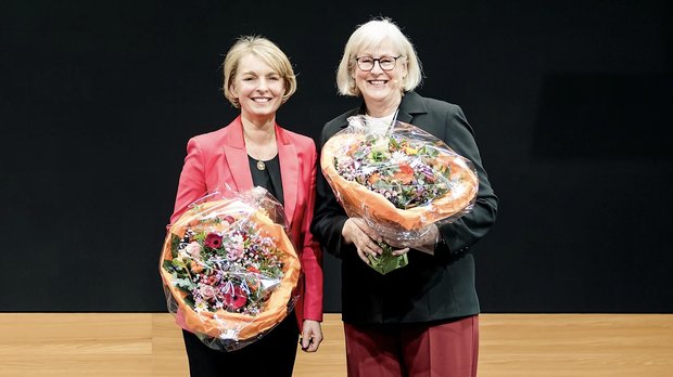 Ursula Nold (l.) und Edith Spillmann von der Delegiertenversammlung des Migros-Genossenschafts-Bundes am Samstag bis 30. Juni 2028 wiedergewählt...    (Bild: MGB/zVg)