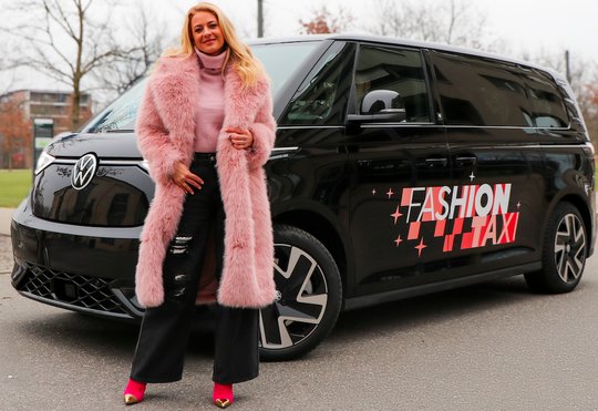 Die Tessinerin ist wieder mit dem Fashion Taxi unterwegs... (Bild: zVg / © Seven.One)