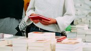 SRF reist mit seinem mobilen Studio ins Literaturmekka im Aarestädtchen... (Bild: zVg)