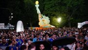 Es sollte noch nicht sein: Das Publikum flüchtet aus dem Central Park, weil ein heftiger Sturm ansetzt...    (Bild: New York Times)