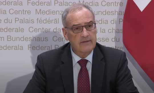 Das ä über Parmelins rechtem Ohr ist klar ersichtlich (Bild: Screenshot Youtube)...