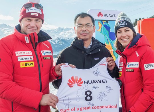 Urs Lehmann (l.), Präsident von Swiss-Ski, Haitao Wang, CEO von Huawei Schweiz, und Wendy Holdener, die bereits Markenbotschafterin des chinesischen Konzerns ist...