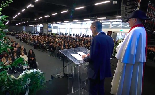 Rund 700 Gäste nahmen an der Zeremonie in Martigny teil... (Bild: Screenshot)