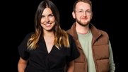 Auch die «Hitparade»-Hosts Stephanie Brändle und Vincenz Suter müssen sparen... (Bild: zVg / © SRF)