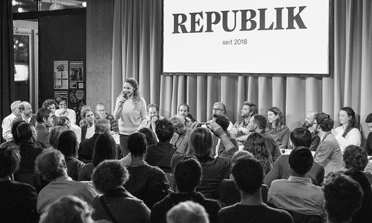 In den Ferien will das «Republik»-Team die Köpfe zusammenstecken und sich um die Weiterentwicklung des Magazins kümmern... (Bild: «Republik»)