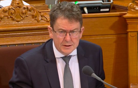 Der Widerstand gegen die Aufstockung der Post-Rabatte verhallte ungehört: Medienminister Albert Rösti am Donnerstag im Ständeratssaal... (Bild: Screenshot parlament.ch)