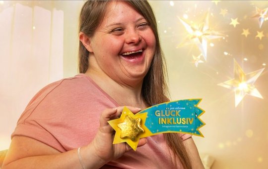 Betroffene werben in einem Spot selbst für die Weihnachtsaktion mit den Schoggisternen... (Bild: zVg)