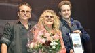 Ehrung für Schweizer Country-Queen Suzanne Klee mit Florian Ast (l.) und Florian Fox...   (Bild: © Klein Report)