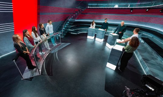 Neues Studio-Setting: Die Politikerinnen und Politiker werden direkt mit Betroffenen konfrontiert. (Bild © SRF)