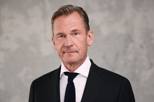 Für Verbandspräsident Mathias Döpfner macht eine Förderung über den Erlass der Mehrwertsteuer am meisten Sinn...     (Bild: Axel Springer)