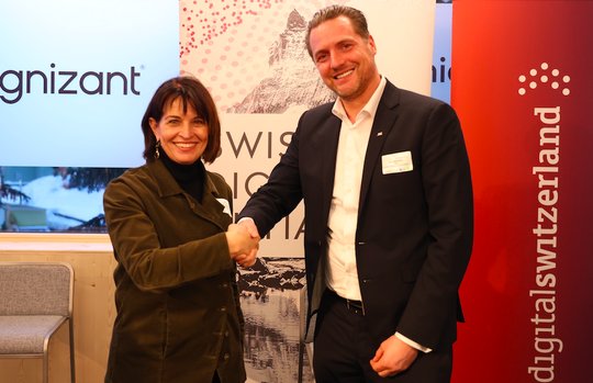 Handschlag: Doris Leuthard, Präsidentin der Swiss Digital Initiative, und Jan Meemken, Sub-Regional Manager DACH bei SGS... (Bild: zVg)