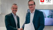 Direktor Roger Schnegg (l.) verlängert mit Toyota-CEO Christian Künstler bis 2028... (Bild: zVg)