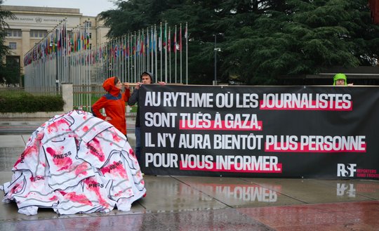 Blutige «Press»-Westen symbolisieren die 130 in Gaza getöteten Journalistinnen und Journalisten: Place des Nations in Genf am Donnerstag... (Bild © RSF)