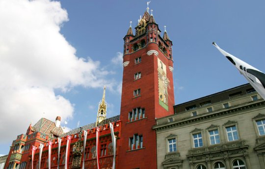 Patt im Basler Rathaus: Anders als das Kantonsparlament will der Regierungsrat kein Geld an Medien ausschütten... (Bild: Wikipedia)