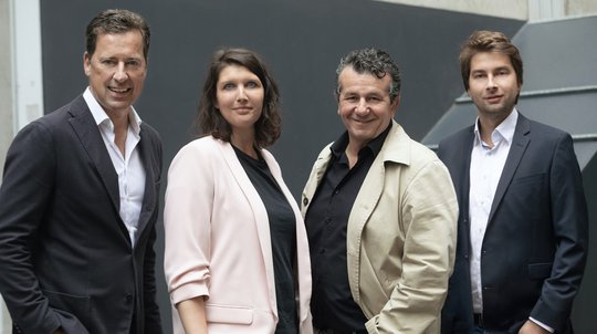 Matthias Brüll, CEO Mediaplus Group, Pam Hügli, CEO Serviceplan Suisse und Rolf Suter und Pascal Fröhli, die neue Leitung von Mediaplus Suisse (v.l.n.r.) (Bild: Serviceplan)