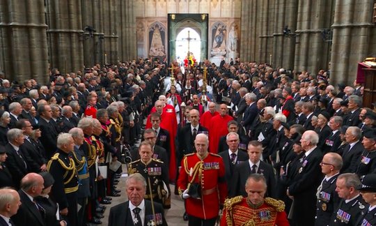 Mehr als 2'000 Gäste waren am Montag in die Westminster Abbey zum Staatsbegräbnis geladen...      (Bild: Screenshot BBC)