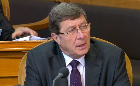 «Man muss im Auge behalten, wie die Investitionspolitik der SRG aussieht», mahnte der Genfer SVP-Ständerat Mauro Poggia vergeblich... (Bild: Screenshot parlament.ch)