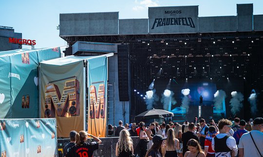 Die orange Boombox schafft eine visuelle Klammer um die unterschiedlichen Festivals, wo die Migros als Sponsor präsent ist... (Bild: zVg)