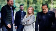 Georgia Meloni mit ihren Vertrauten Salvini und Berlusconi…     (Bildschirmfoto «La Stampa»)