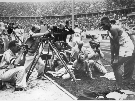 Die Filmemacherin Leni Riefenstahl macht während der Olympischen Spiele Aufnahmen des US-Athleten Archie Williams, Berlin 1936…     (Bild: Getty Images)