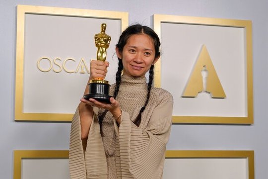 Chloé Zhao ist erst die zweite Frau der bald 100-jährigen Geschichte der Oscars, die ein goldenes Männchen für die beste Regie gewonnen hat...