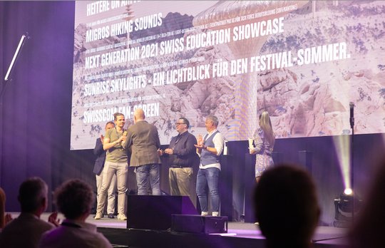 Die Gewinner der Corona-Trophäe an den Xaver-Awards in der Halle 550 in Zürich Oerlikon. (Bild zVg)