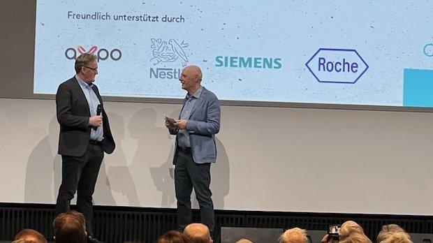 «Journalist des Jahres» Christof Franzen (l.) im Gespräch mit Chefredaktor Marcus Hebein vom Branchenmagazin «Schweizer Journalist:in»...   (Bild: Klein Report)