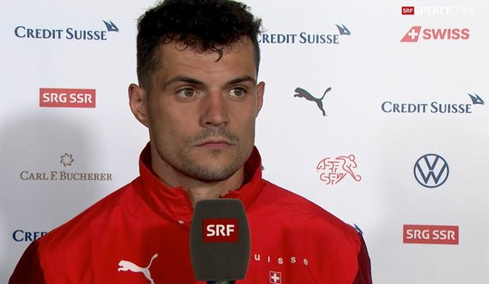 Nati-Captain Granit Xhaka beim Interview im SRF Studio. Man beachte das alte Logo des wichtigsten Sponsoring-Partners Credit Suisse…       (Screenshot SRF)