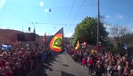 Die Berner Fans feiern den Pokal