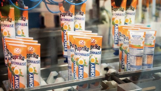 Zum Start der Grillsaison: In der neuen Tube treffe die typische Cremigkeit der Thomy Mayonnaise auf das Aroma der Paprika Chips von Zweifel… (Bild: Nestlé/zVg)