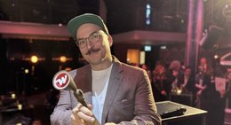 Jan Kempter erhält den «Egon»... (zVg)