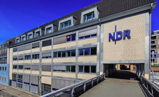 Hier ist das Feuer im Dach: Das Landesfunkhaus des NDR in Schleswig-Holstein in Kiel (Bild © NDR)