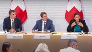 Der Post-Minister (Mitte) will das Kerngeschäft des halbstaatlichen Betriebs im Gesetz präziser definieren... (Bild: Screenshot Klein Report)