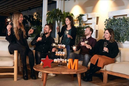 Das Team von Webrepublic stösst auf die Partnerschaft mit Migros an: Melissa Günthardt, Tobias Zehnder, Selina Bucher, Martin Stadelmann, Nadine Härri (v.l.)…         (Bild: zVg)